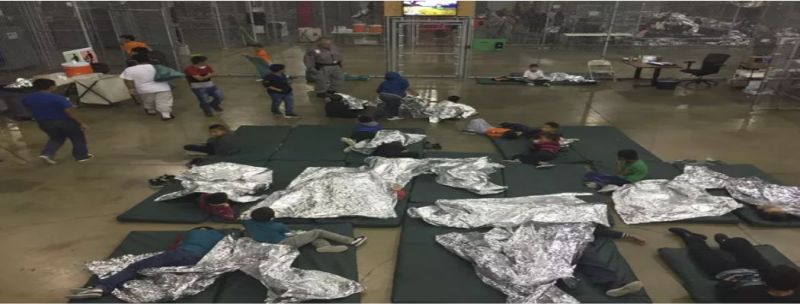 Foto de junho mostra abrigo de menores de idade que foram separados de familiares na fronteira com o México